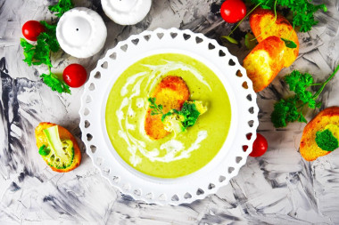 Cream broccoli soup with cream