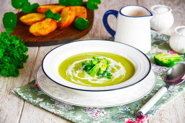 Cream broccoli soup with cream