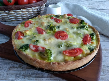 Quiche with chicken and broccoli