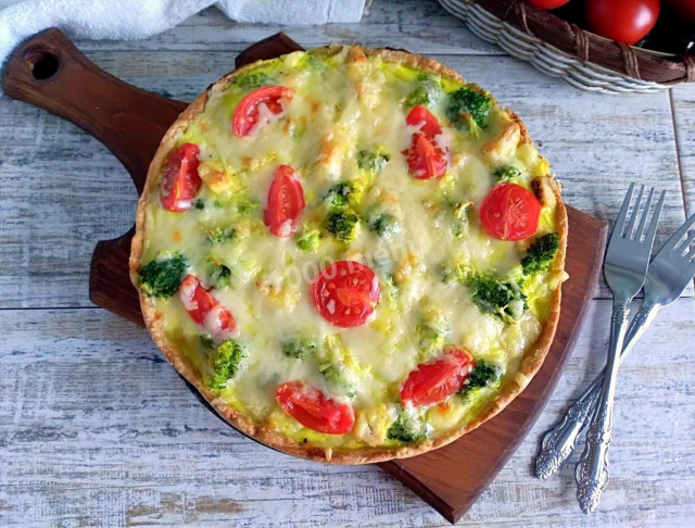 Quiche with chicken and broccoli