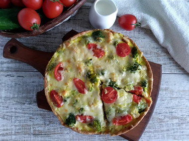 Quiche with chicken and broccoli