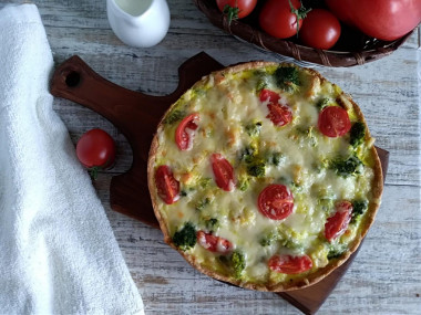 Quiche with chicken and broccoli