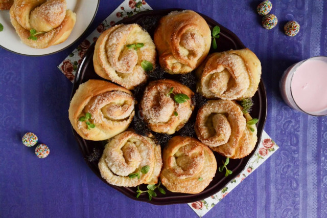 Sweet Rose Buns with sugar