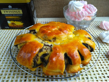 Snail with poppy seeds from yeast dough