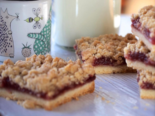 Cookies on a grater with jam