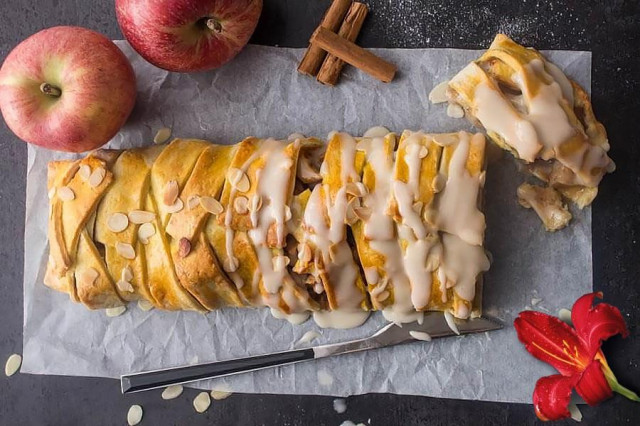 Strudel with apples and cinnamon