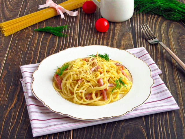 Pasta carbonara with ham and cream