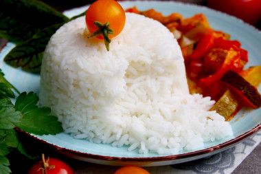 Crumbly rice in a steamer