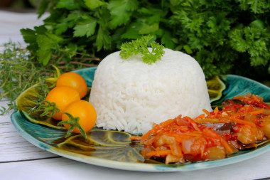 Crumbly rice in a steamer