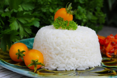 Crumbly rice in a steamer