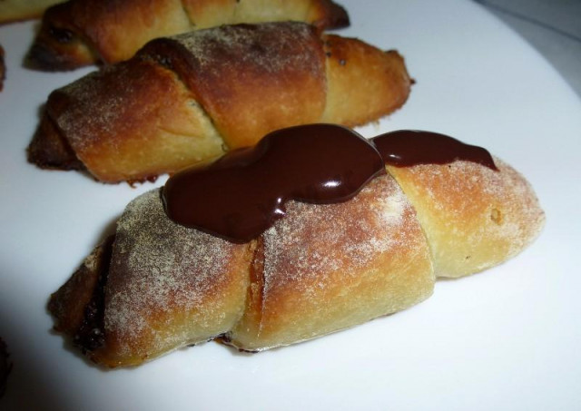 Rolls with poppy seeds in chocolate glaze