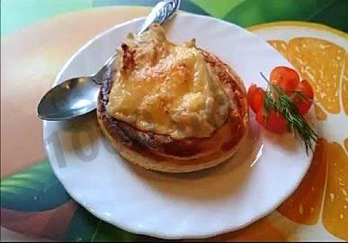 Chicken julienne in puff pastry in volovan