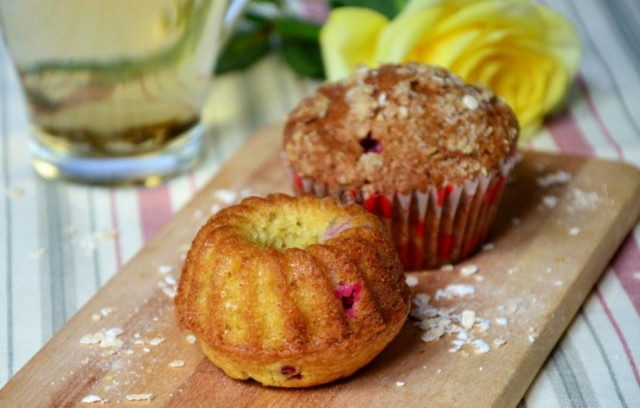 Muffins with oatmeal and berries