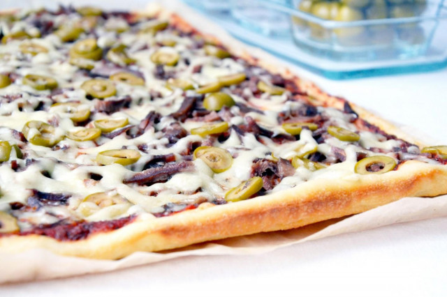 Pizza with beef tongue and olives