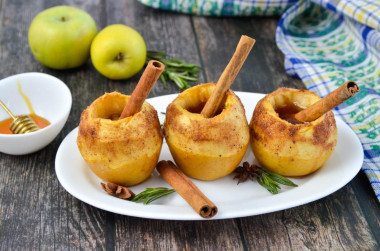 Baked apples with honey and cinnamon