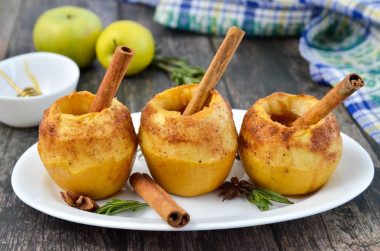 Baked apples with honey and cinnamon