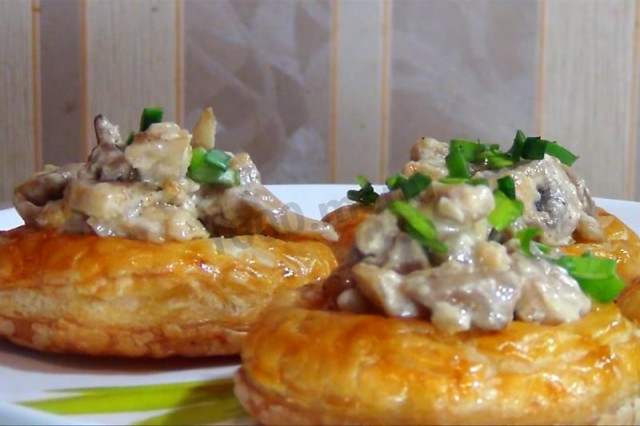 Puff pastry baskets stuffed with mushrooms