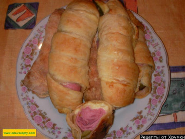 Sausages in ready-made puff pastry in the oven