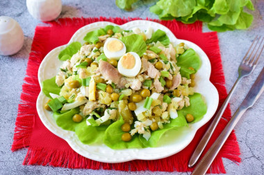 Salad with salted mushrooms and pears