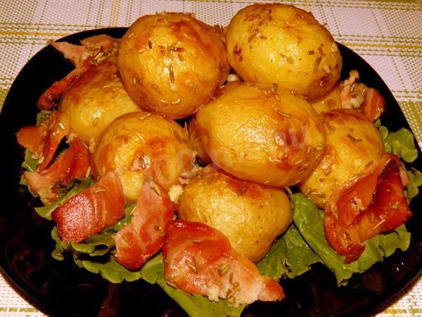 Baked potatoes with rosemary