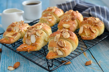 Almond croissant