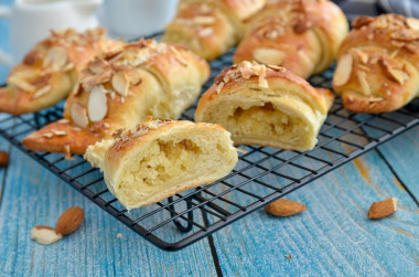 Almond croissant