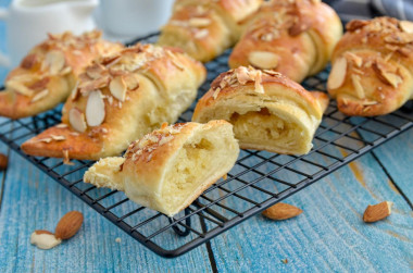 Almond croissant