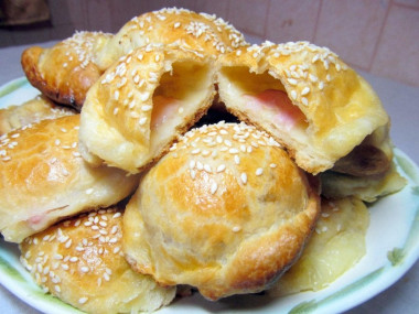 Puff pastry with ham and cheese