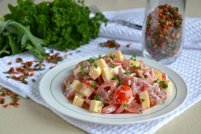 Salad with smoked chicken and tomatoes