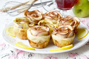 Apple puffs of cinnamon roses