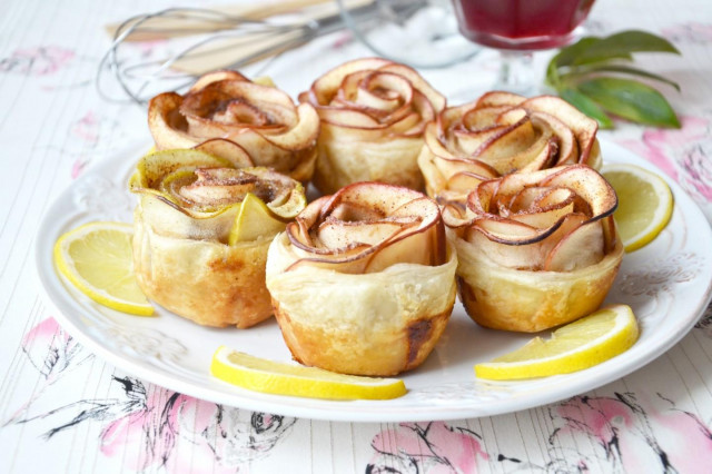 Apple puffs of cinnamon roses