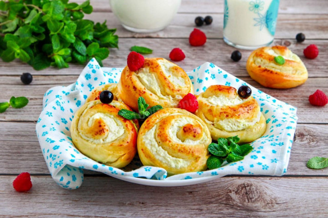 Buns buns with cottage cheese from yeast dough