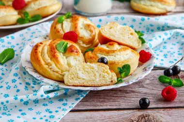 Buns buns with cottage cheese from yeast dough