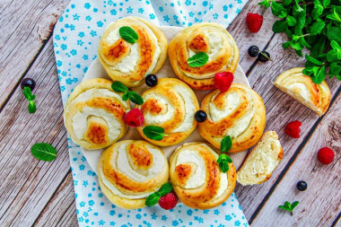 Buns buns with cottage cheese from yeast dough