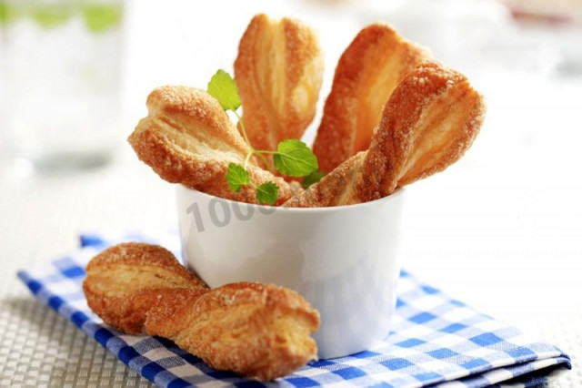 Puff pastry bows with sugar