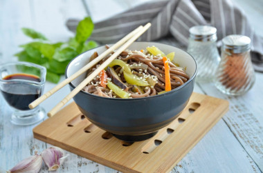 Buckwheat noodles with vegetables