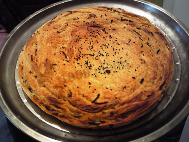 Fatyr flatbread with onions on water