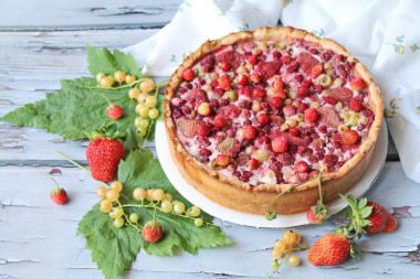 Aspic pie with berries and sour cream