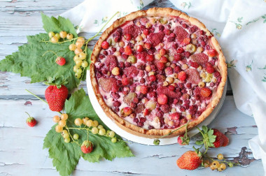 Aspic pie with berries and sour cream