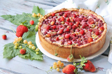 Aspic pie with berries and sour cream