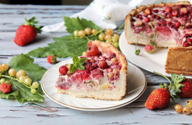 Aspic pie with berries and sour cream