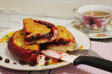 Yeast cake with cranberries