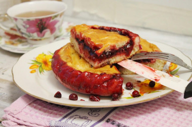 Yeast cake with cranberries