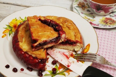 Yeast cake with cranberries