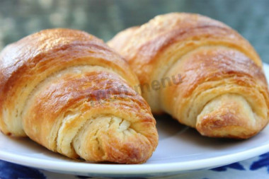 Puff pastry pies with cottage cheese