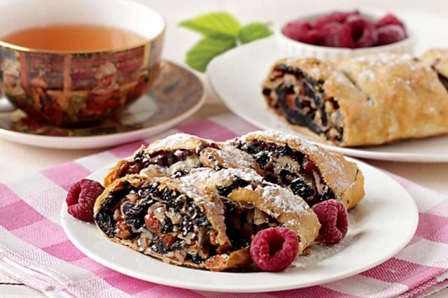 Strudel with raisins