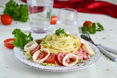 Pasta with squid in cream sauce