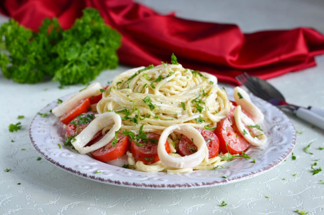 Pasta with squid in cream sauce