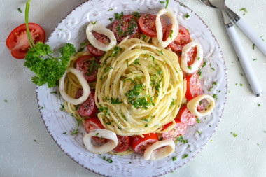 Pasta with squid in cream sauce