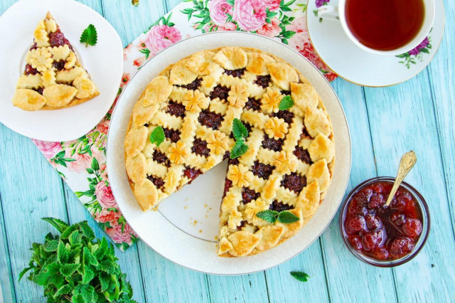 Strawberry jam pie